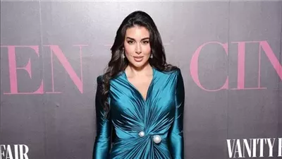 فستان ملفت ترتديه ياسمين صبري ويشعل مواقع التواصل الاجتماعي