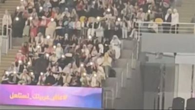 مراجعة ثانوية عامة باستاد حكومي.. شاهد مدرس جيولوجيا يثير الجدل والحصة بمليون جنيه