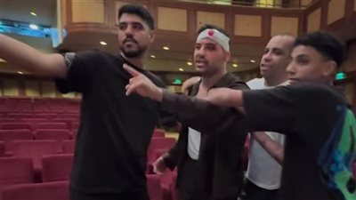شاهد: خناقة عنيفة بين مسلم ومحمود العسيلي بالمسرح والسبب مفاجأة.. 