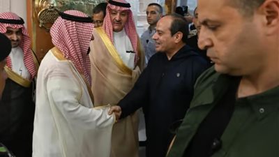 شاهد: الرئيس السيسي يزور المسجد النبوي بالسعودية ويرتدي 