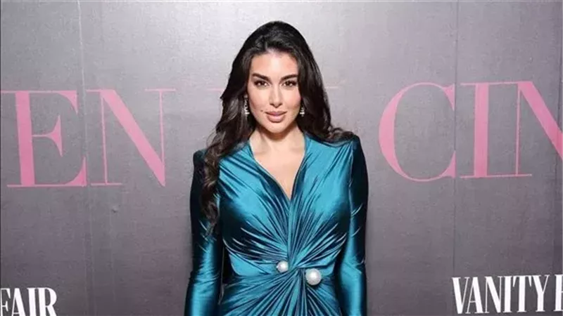 فستان ملفت للفنانة