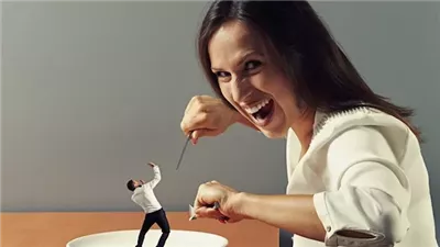 عشان خاني وعرف واحدة تانية.. سيدة تشوه وجه زوجها بالزيت وهو نائم