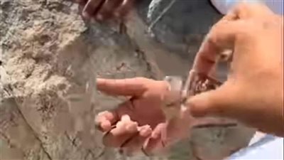 شاهد بالفيديو: أعمال سحر وطلاسم على جبل عرفات.. لن تصدق ما تم اكتشافه أثناء عمليات التنظيف