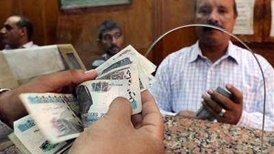 لو مرتب يونيو خلص اقبضه فورا ومرة تانيه من البنك ومتشلش هم المصاريف