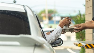 بسبب شكواه .. انتقام عاملة بأحد المطاعم الشهيرة من زبون  بطريقة صادمة