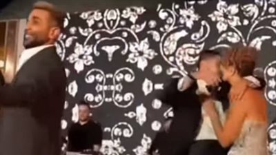 بالصور.. موقف محرج وغريب للمطرب أحمد سعد في أحد الأفراح وتصرف غريب