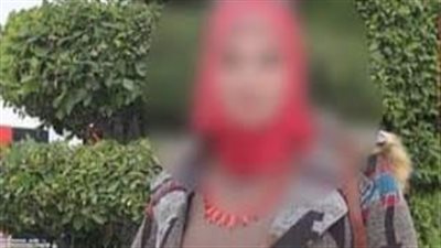 مشهد يقطع القلب.. فتاة تقتحم مسجد في الفيوم وتلعن المتوفى والسبب غريب