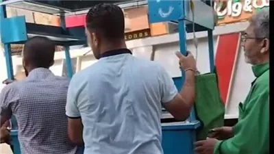 نفس آكل عيش بالحلال.. انتشار فيديو صاحب عربة القهوة يثير التعاطف 