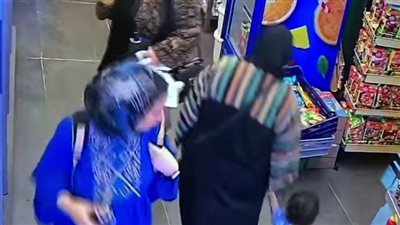 سيدة تحاول خطف طفل من متجر أمام والدته.. فيديو يثير الغضب والجدل