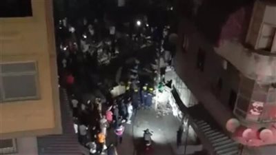 وقعت بالسكان.. شاهد: انهيار عمارة في بورسعيد ومواطنة تستغيث: بقت كوم رمل في ثواني