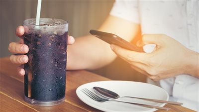 تهدد حياة البشر سر خطير وراء قيام فرنسا بسحب عبوات مشروب غازى شهير من الأسواق