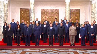 من وزير الداخلية بالحكومة الجديدة.. وشاهد بالفيديو: الوزراء الجدد يؤدون حلف اليمين أمام الرئيس