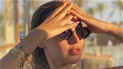 إطلالة صيفية مثيرة للفنانة ياسمين رئيس في إجازتها تحت أشعة الشمس