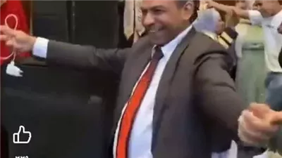 على واحدة ونص… دكتور جامعي يرقص بلدي بطريقة منفرة في حفلة تخرج