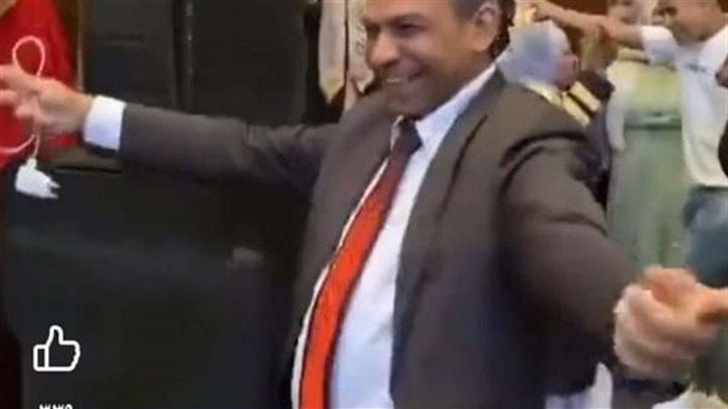 رقص استاذ في حفل