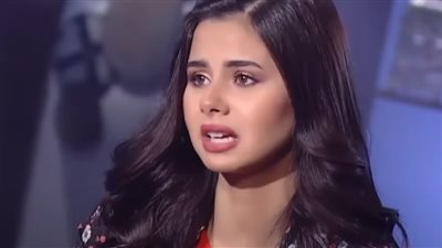 منة عرفة تثير الجدل وتقلب السوشيال ميديا بسبب صورها الجديدة بالمايوة