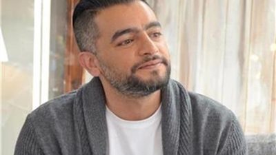 رغم أنه مسلم مش بيشيل صورة العذراء من رقبته..هانى سلامة يرد بكل جراءة على مذيعة استفزته