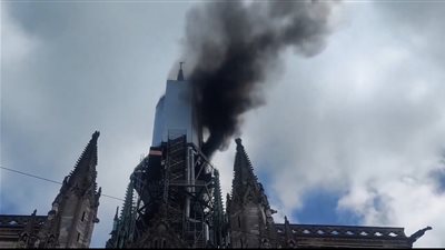 عاجل الحزن يملأ قلوب مسيحى العالم بعد...اشتعال النيران فى أكبر كاتدرائية بفرنسا
