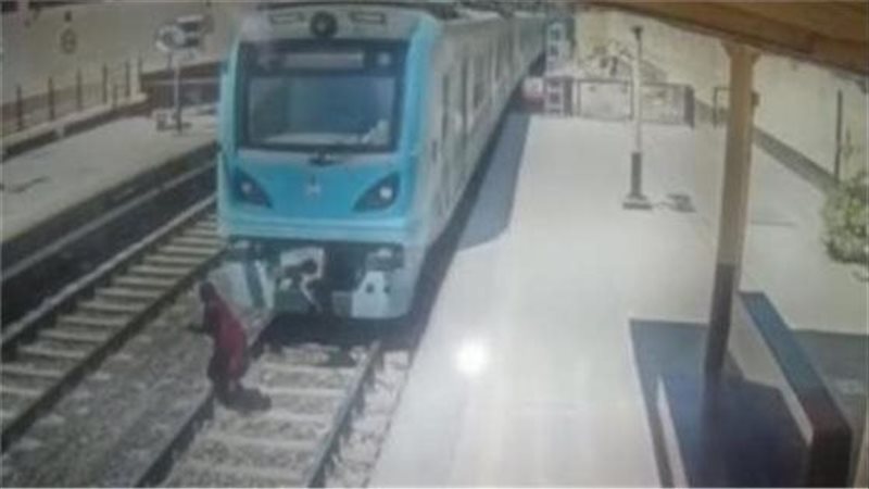 سيدة مجهولة ألقت