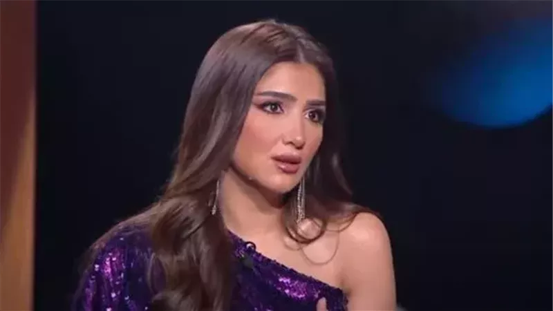 صور مي عمر في باريس
