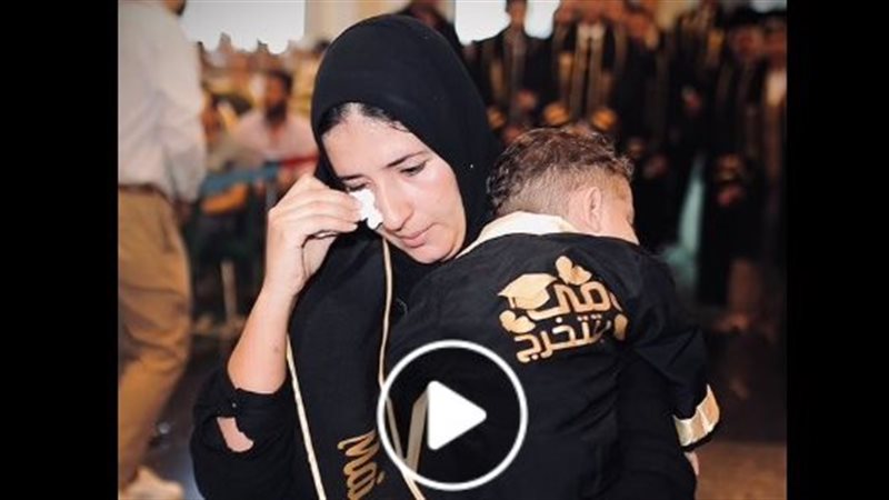 طفل يتسلم شهادة تخرج
