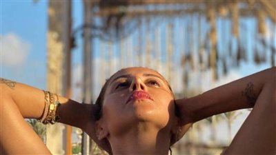 إطالة رائعة من ياسمين رئيس في عطلتها الصيفية والجمهور مبهور