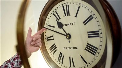 بيان للحكومة يحسم الجدل حول إلغاء التوقيت الصيفي وتأخير الساعة 60 دقيقة عودة لتطبيق التوقيت الشتوي