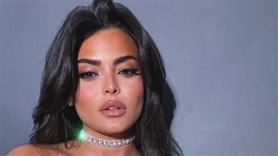 بعد إعلان خطوبتها على كزبرة.. أسماء جلال تخطف الأنظار بهذا الفستان