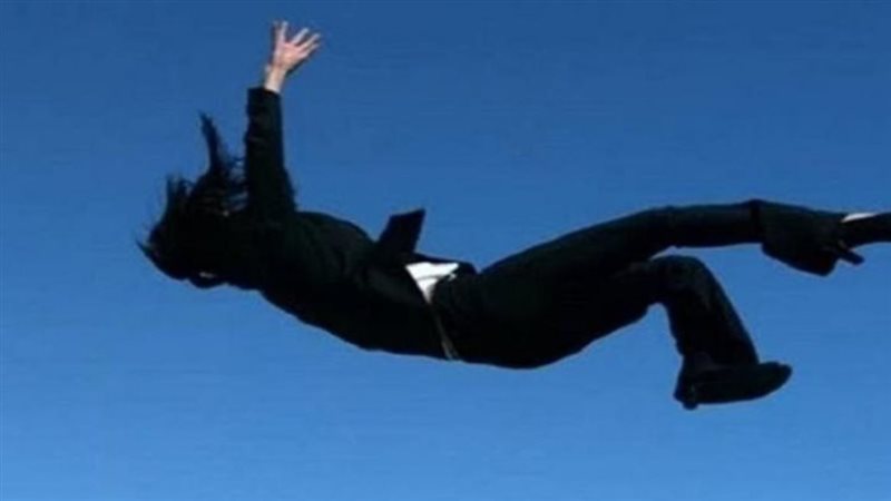 طالبة تقفز نتيجة