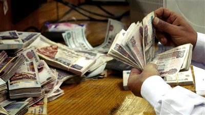 طوابير قدام البنك الاهلي المصري  عشان ياخدوا الـ١٣٥٠٠٠٠ جنيه بعد استثمار فلوسهم فى شهادته الجديدة