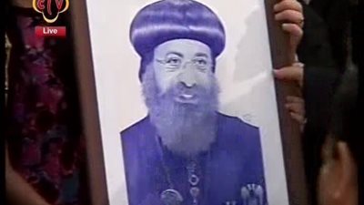 بالفيديو | فتاه تهدي البابا تواضروس صورة له بالقلم الجاف و تعليق فكاهي منه و زهولة من الصورة