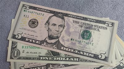 مفاجأة مدوية بشأن سعر الدولار في عطلات البنوك المصرية اليوم كم سجل الأخضر داخل البنك الأهلي