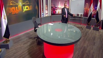 بالفيديو | مسخره هتموت من الضحك عكاشة يقع منه القلم و يفك الاريال و يطلب حد من الاعداد و يتنرفز علي الهواء