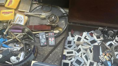 بصورة علي أرصفة أحد الأسواق .. فنان شهير يثير جدلا واسعا|بنتباع روبابيكيا