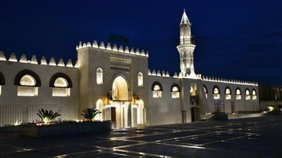 بالصور.. لأول مرة جميع مساجد الزقازيق تعلن وفاة صيدلي مسيحي  