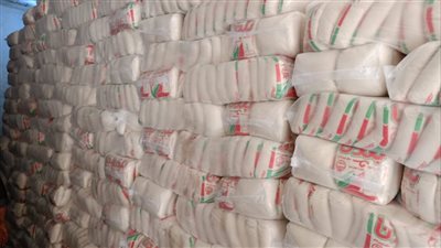 ما السبب وراء نقص سكر التموين في منافذ البيع والمخازن؟