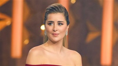 ايه الفستان ده يا فنانة.. عائشة بن أحمد بصورة مثرة للجدل