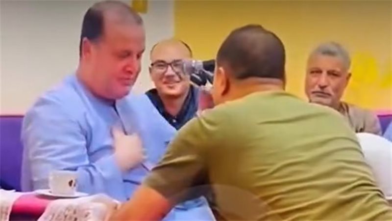 شاب يقوم بتقبيل أقدام