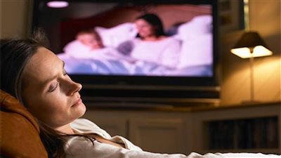 بتطفى النور وتتفرج على التلفزيون نصيحة ابتعد عن تلك العادة فورا لانك هتجيب لنفسك أخطر الامراض