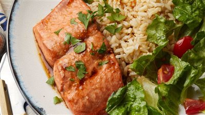 إزاي العسل يجتمع مع الثوم والسمك في طبق واحد؟.. طريقة عمل سمك بالعسل والثوم