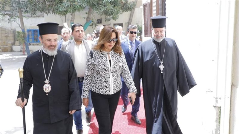 راعي كنيسة يوزع حلوى