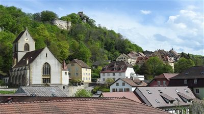 انتشار فيديو لشاب يسخر من عجوز داخل الكنيسة في إحدى دول أوروبا