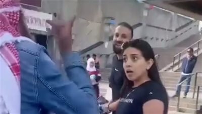 مشادة كلامية بين فتاة قبطية وملتحي يدعو للإسلام في دولة أوروبية ويتهم شعبها بالكفر