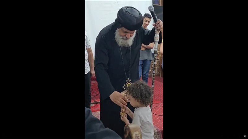 طفل صغير يسرق صليب
