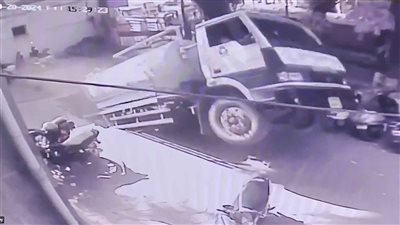 الأرض انشقت وبلعتها حرفيا.. إبتلاع الشاحنة الضخمة في لمح البصر