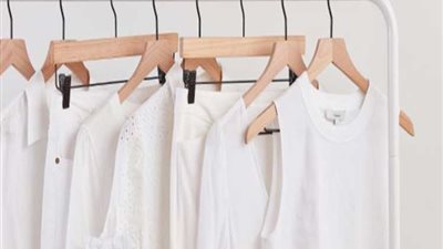 اوعي ترميهم هيرجعوا زي الفل .. طرق سحرية لإزالة البقع العنيدة من الملابس بأقل التكاليف 