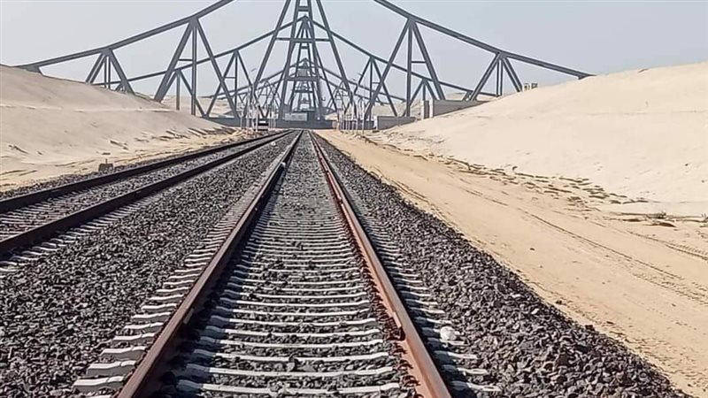 القطار يعبر قناة