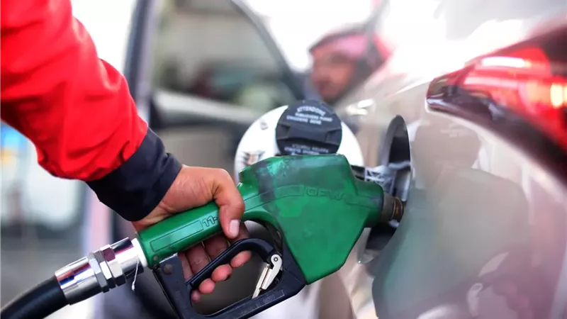 هل ترفع أسعار البنزين