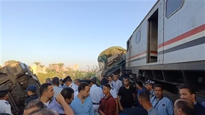 بعد أكثر من 14 ساعة.. أُم تستخرج جثمان ابنها من الترعة بعد حادث قطار المنيا