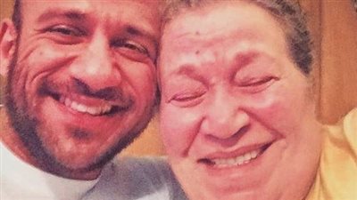 ما سر المرض النادي التي كانت تعاني منه والدة أحمد مكي ولماذ تم الدفن دون جنازة؟.. تفاصيل مؤثرة